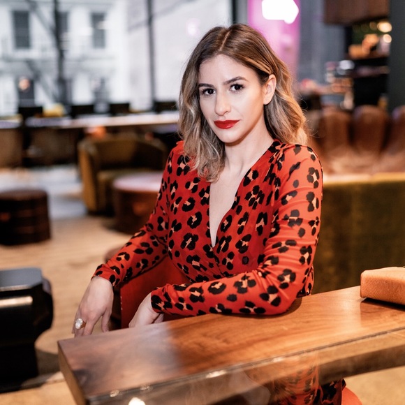 Profile Picture of Maria Rainero (@goglamorgohome) on Poshmark