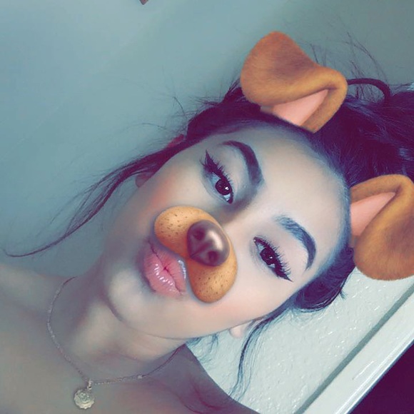 Profile Picture of Melanie Serrano (@smelaniexo) on Poshmark