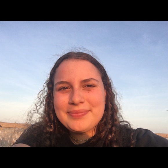 Profile Picture of Ariella Scheer (@ariellascheer) on Poshmark