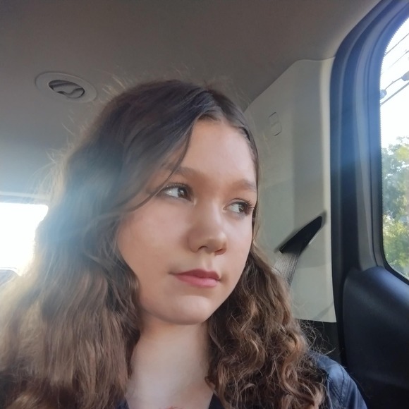 Profile Picture of Emma Winiarski (@emma_winiarski) on Poshmark