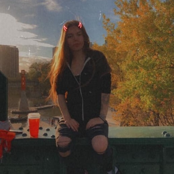 Profile Picture of Kiara Sinclair (@wilsonkiara40) on Poshmark