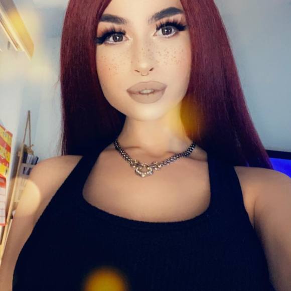 Profile Picture of Destini Kirkendall (@destiniepps) on Poshmark