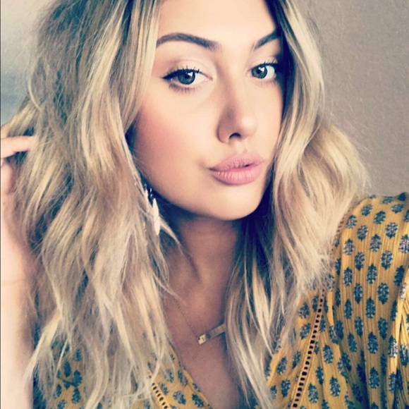 Profile Picture of Alexandra Lung (@allyykatt1) on Poshmark