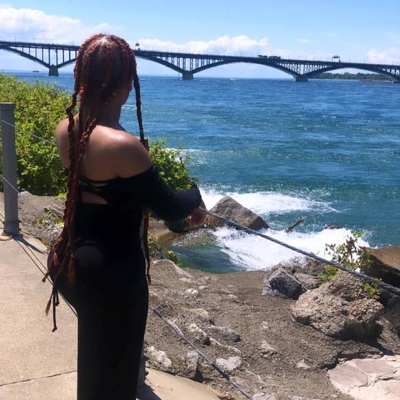 Profile Picture of Clarissa Colon (@jenn0pxx) on Poshmark