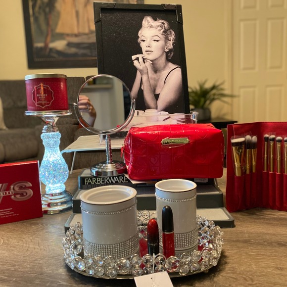 Profile Picture of Rosalyn Colizzi (@rosalyncolizzi) on Poshmark