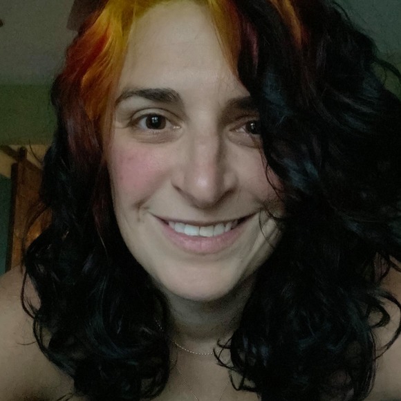 Profile Picture of Ali Avgeris (@aavgeris82) on Poshmark