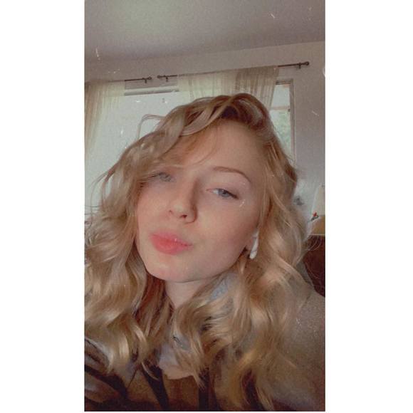 Alyssa Baumbach - Poshmark Profile Picture of Alyssa Baumbach (@alyssaa76) on Poshmark