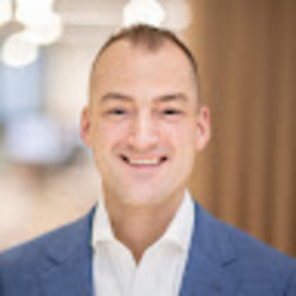 Profile Picture of Loren Kronemeyer (@lkronemeyer) on Poshmark