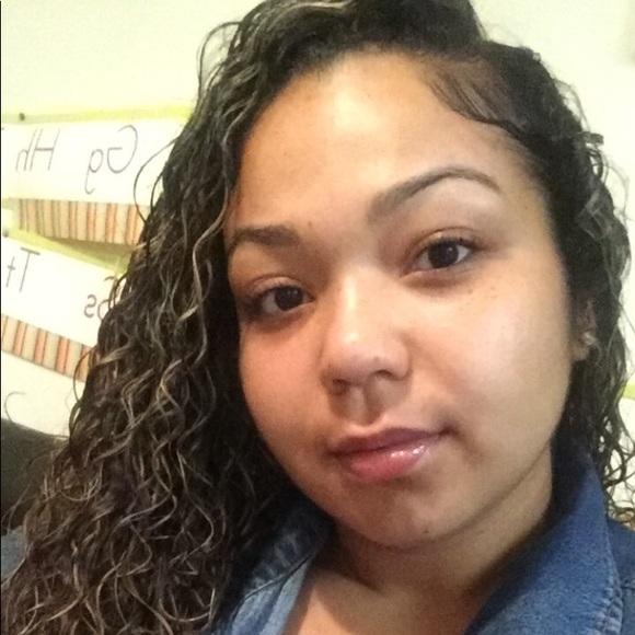 Profile Picture of Andrea Robledo (@andrear94) on Poshmark