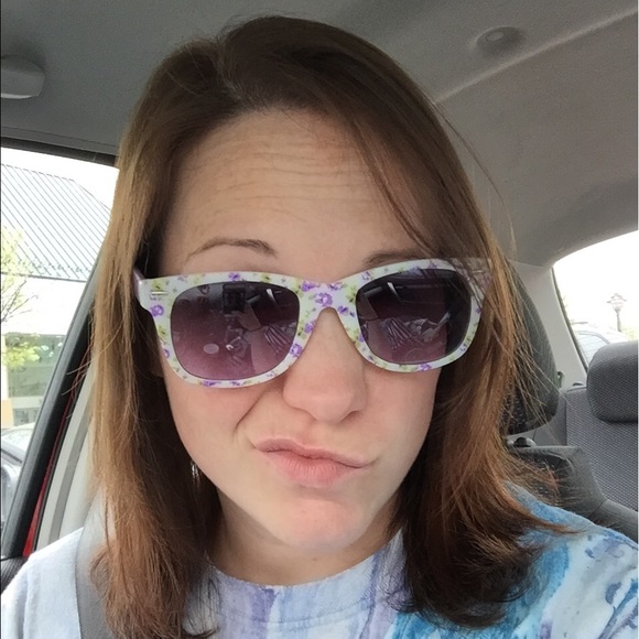 Profile Picture of Amelia Coates (@notbedelia) on Poshmark