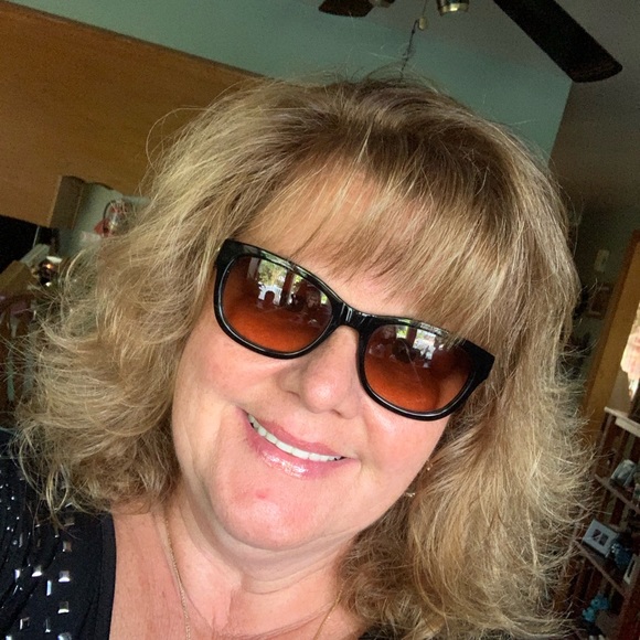 Profile Picture of Linda Slattery (@slat63) on Poshmark