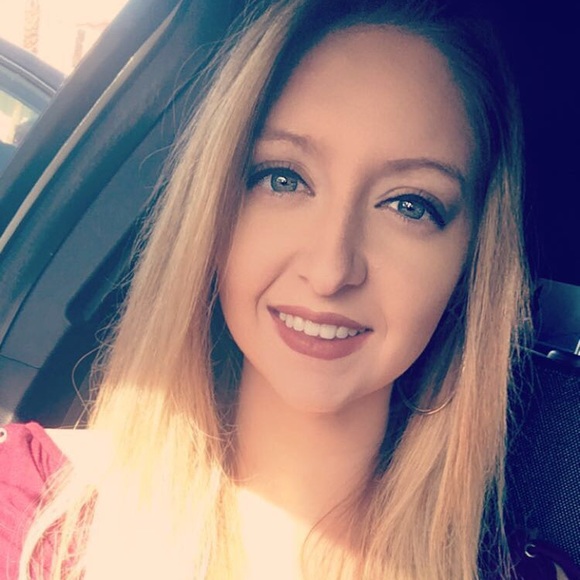 Profile Picture of Jianna Zeltner (@jojozelt) on Poshmark