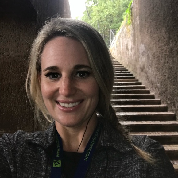 Profile Picture of Annie Stoebe (@anniestoebe) on Poshmark