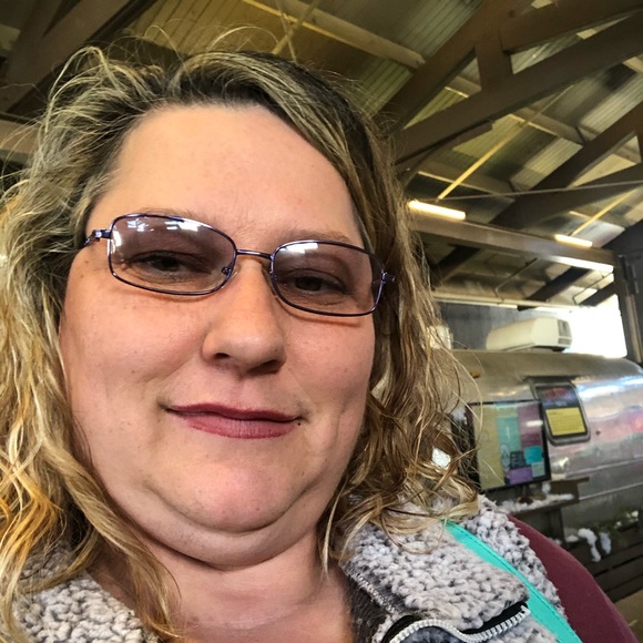 Profile Picture of Joanne Tingen (@joannetingen) on Poshmark