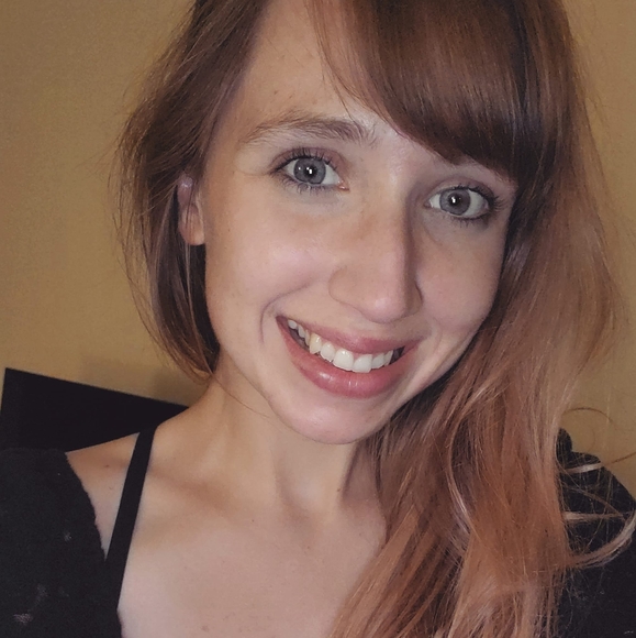 Profile Picture of Victoria Luing (@victorialuing) on Poshmark