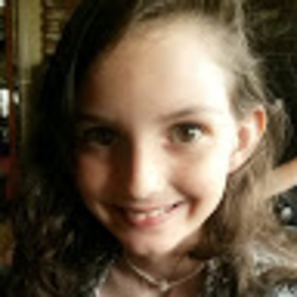 Profile Picture of Isabelle Gomez (@isabellegome892) on Poshmark