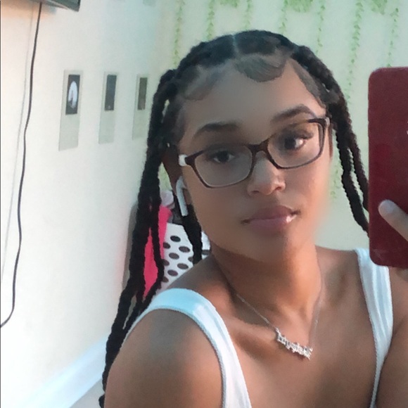 Profile Picture of Kimberly Cahill (@amourxkim) on Poshmark