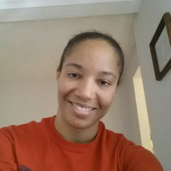 Profile Picture of Elizabeth Paradice (@e_paradice) on Poshmark