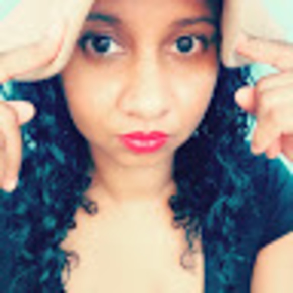 Profile Picture of Dionna Lucas (@dionnajlucas) on Poshmark