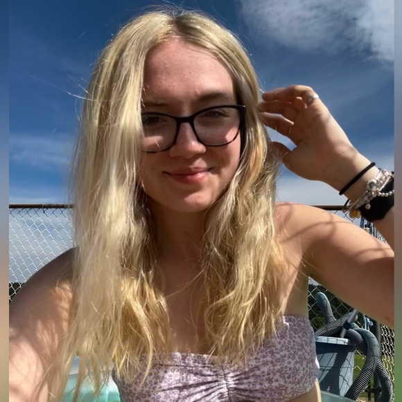 Profile Picture of Hannah Lantz (@lantz_hannah) on Poshmark