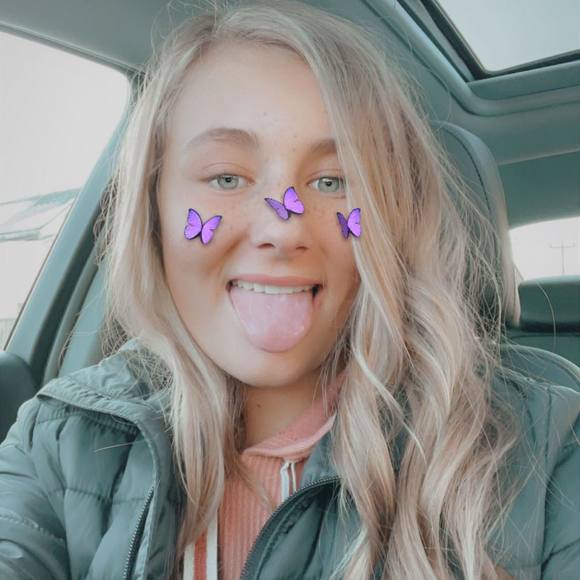 Profile Picture of Haley Abrams (@haleyabrams) on Poshmark