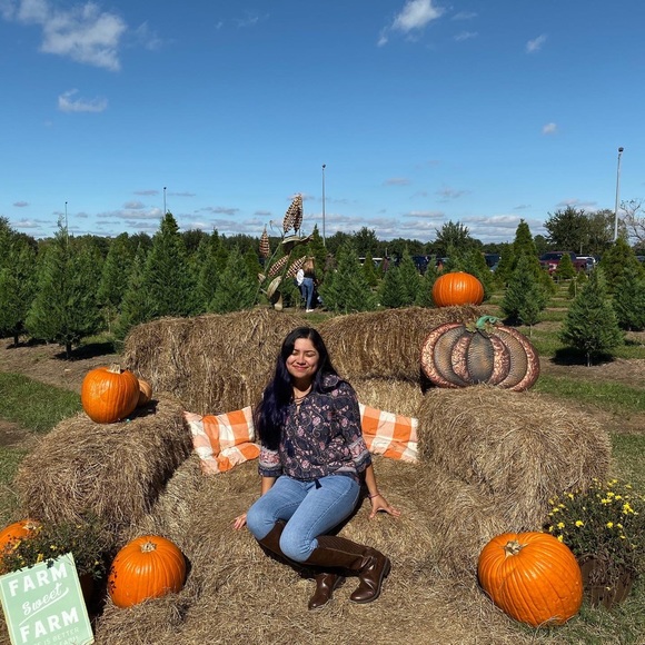 Profile Picture of Madeleine Carretero (@madeleine_cg) on Poshmark