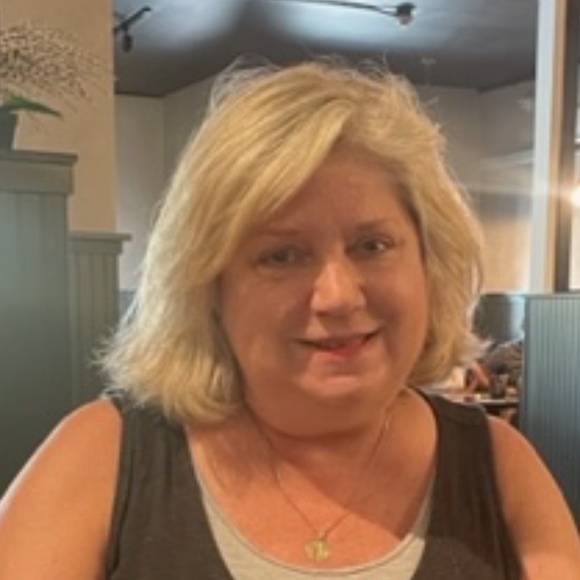 Profile Picture of Carolyn Alaburda (@carolynaohio) on Poshmark