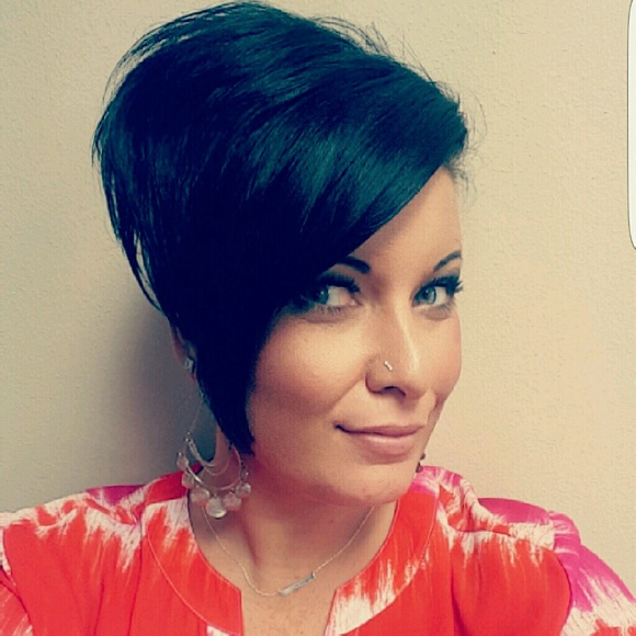 Profile Picture of Tonya Delamarter (@glamfam10) on Poshmark