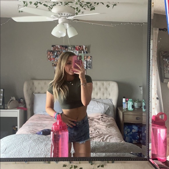 Profile Picture of Lindsey Ledue (@lindsey_ledue) on Poshmark