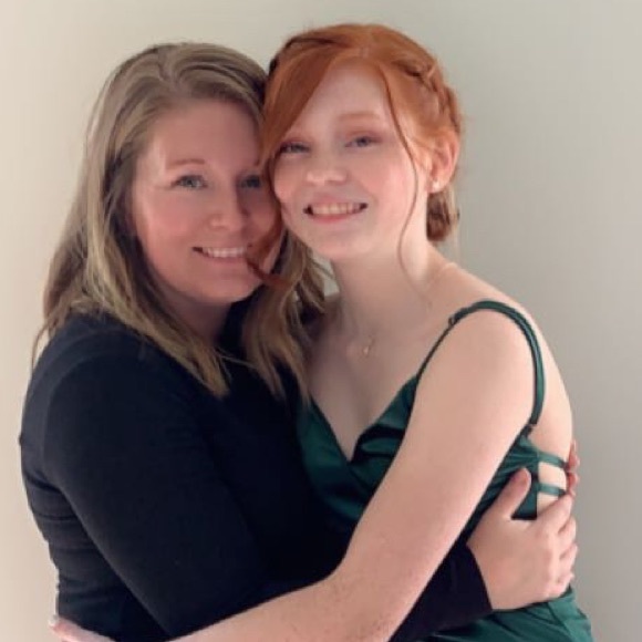 Profile Picture of Leanne Gibbs (@leannegibbscpt) on Poshmark