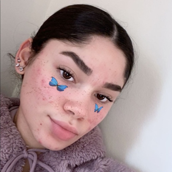 Profile Picture of Alyssa Fields (@aly1214) on Poshmark