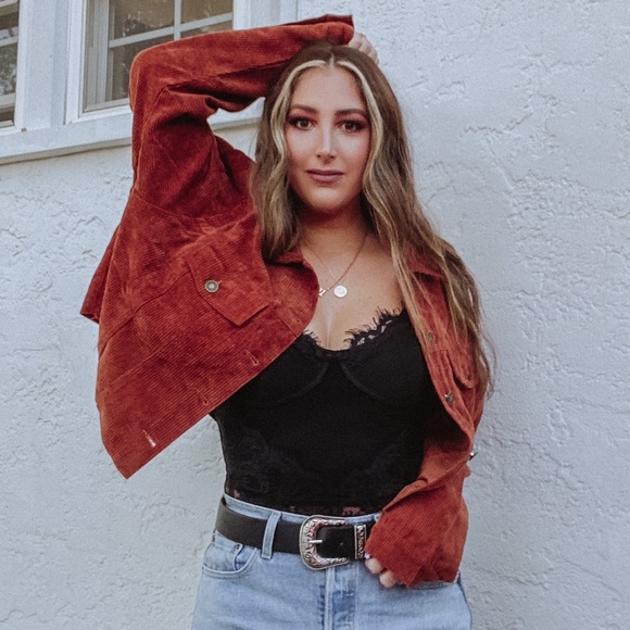 Profile Picture of Felicia Needles (@felicianeedles) on Poshmark