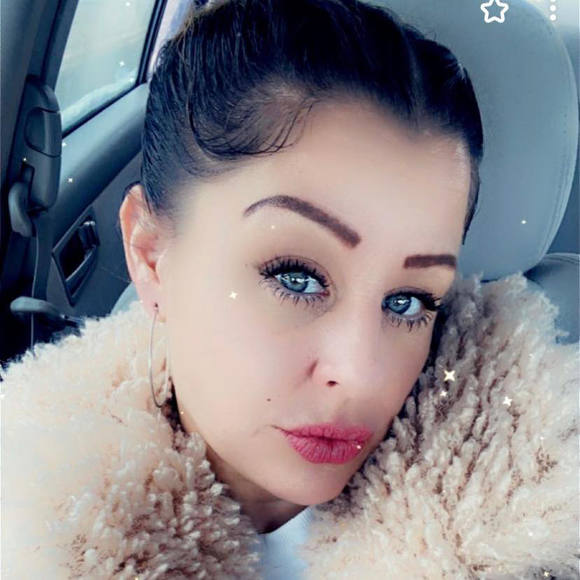 Profile Picture of Danielle Ableman (@danniableman) on Poshmark