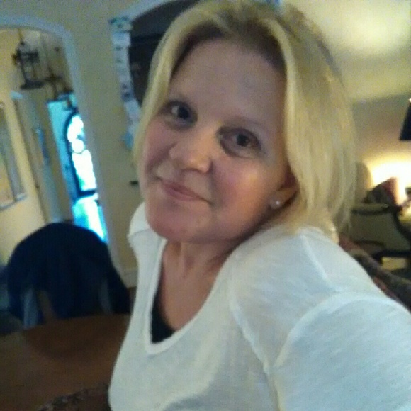 Profile Picture of Elizabeth Werbelow (@ewerbelow) on Poshmark