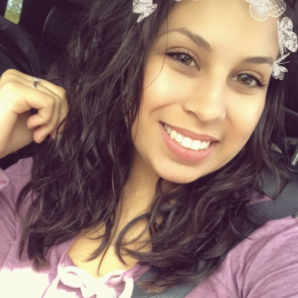 Profile Picture of Laura Chacon (@lkchacon) on Poshmark