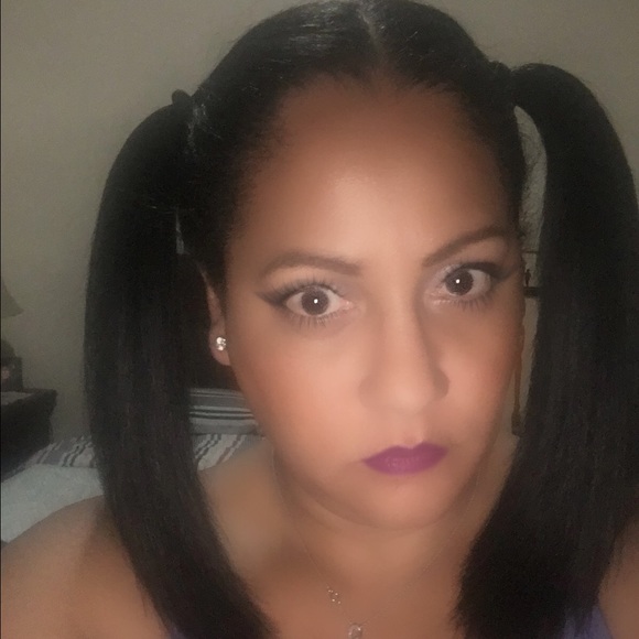 Profile Picture of Alicia Rivera (@rivera19663) on Poshmark