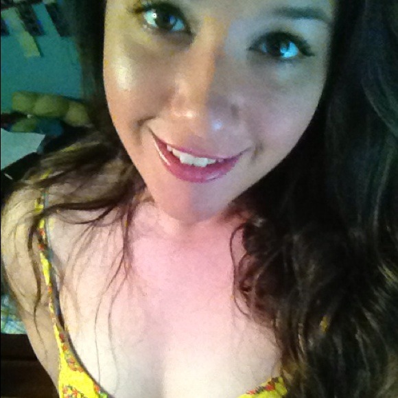 Profile Picture of Amanda Gould (@ajgouldie3) on Poshmark