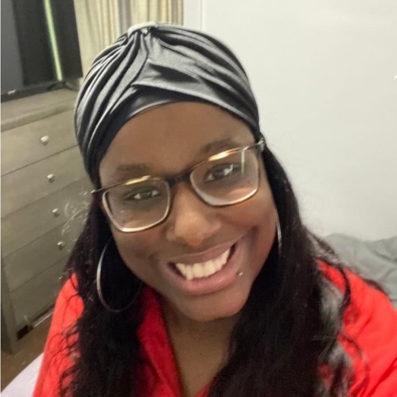 Profile Picture of Gloria James (@gjames90) on Poshmark