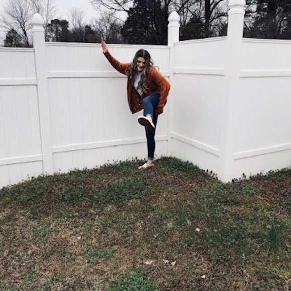 Profile Picture of Caity Bell (@caitybell682) on Poshmark