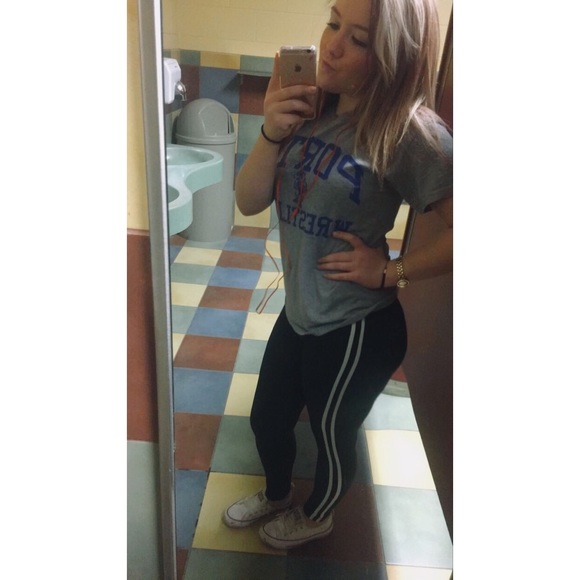 Profile Picture of Jen Molohon (@jen072838) on Poshmark