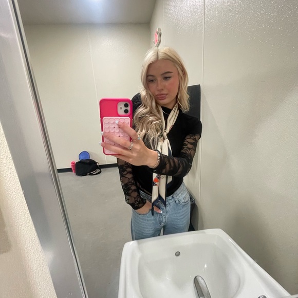 Profile Picture of Charis Carter (@chariscarter) on Poshmark