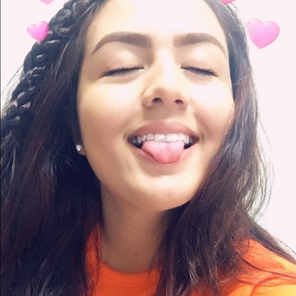 Profile Picture of Paola Ulloa (@paolaaul) on Poshmark