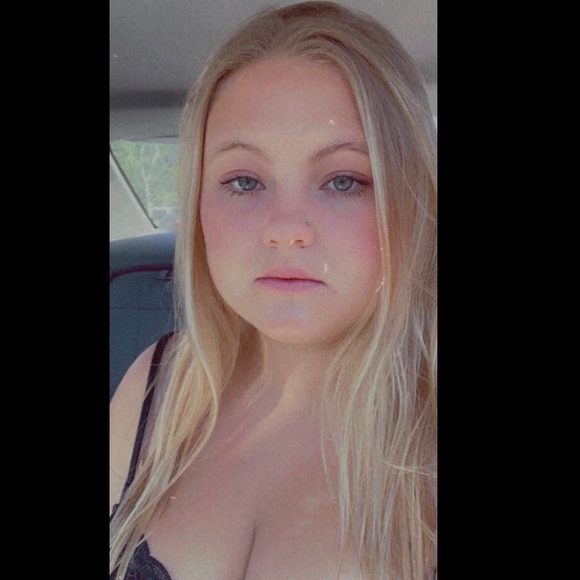 Profile Picture of Claire Lemelin (@claireshoppe) on Poshmark