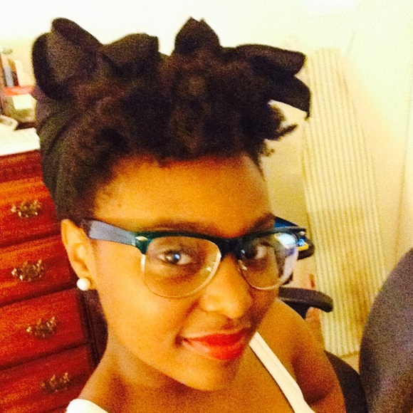 Profile Picture of Angela Alexander (@angiepuffyhair) on Poshmark