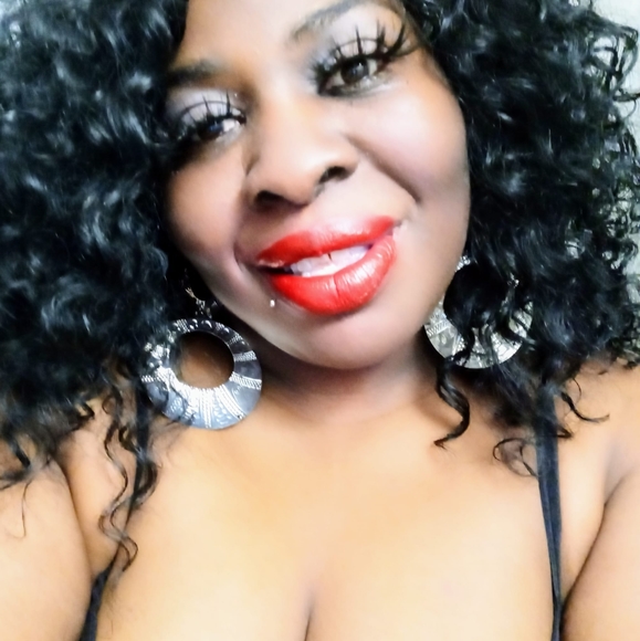 Profile Picture of Essie Johnson (@essiejohnson34) on Poshmark