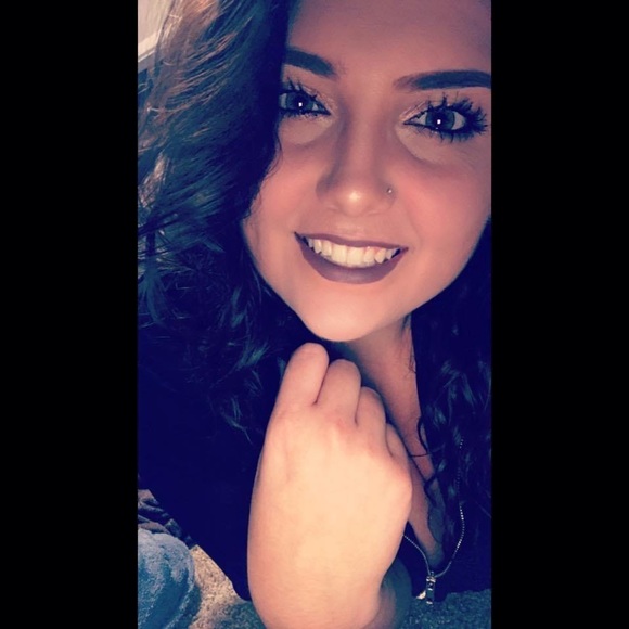 Profile Picture of Brianna Farrar (@briannafarra355) on Poshmark