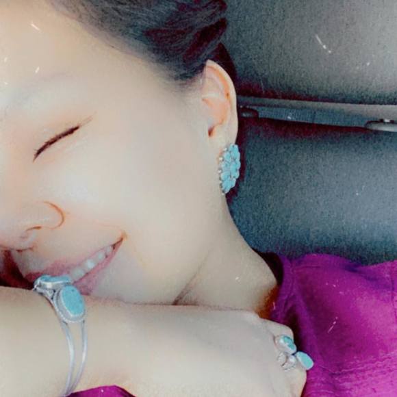 Profile Picture of Calandra James (@calandrajames) on Poshmark