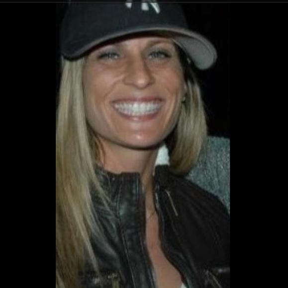 Profile Picture of Lisa Shapiro (@healthlifeagt) on Poshmark