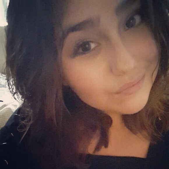 Profile Picture of Daniella Rocha (@daniimona) on Poshmark