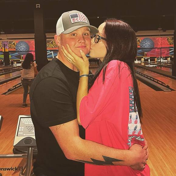 Profile Picture of Aaron Weathers (@aaronweathers) on Poshmark